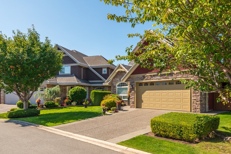 Casa con cochera y jardín amplio