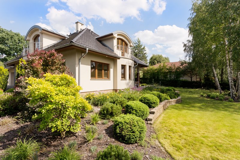 Fachada casa con hermoso jardin
